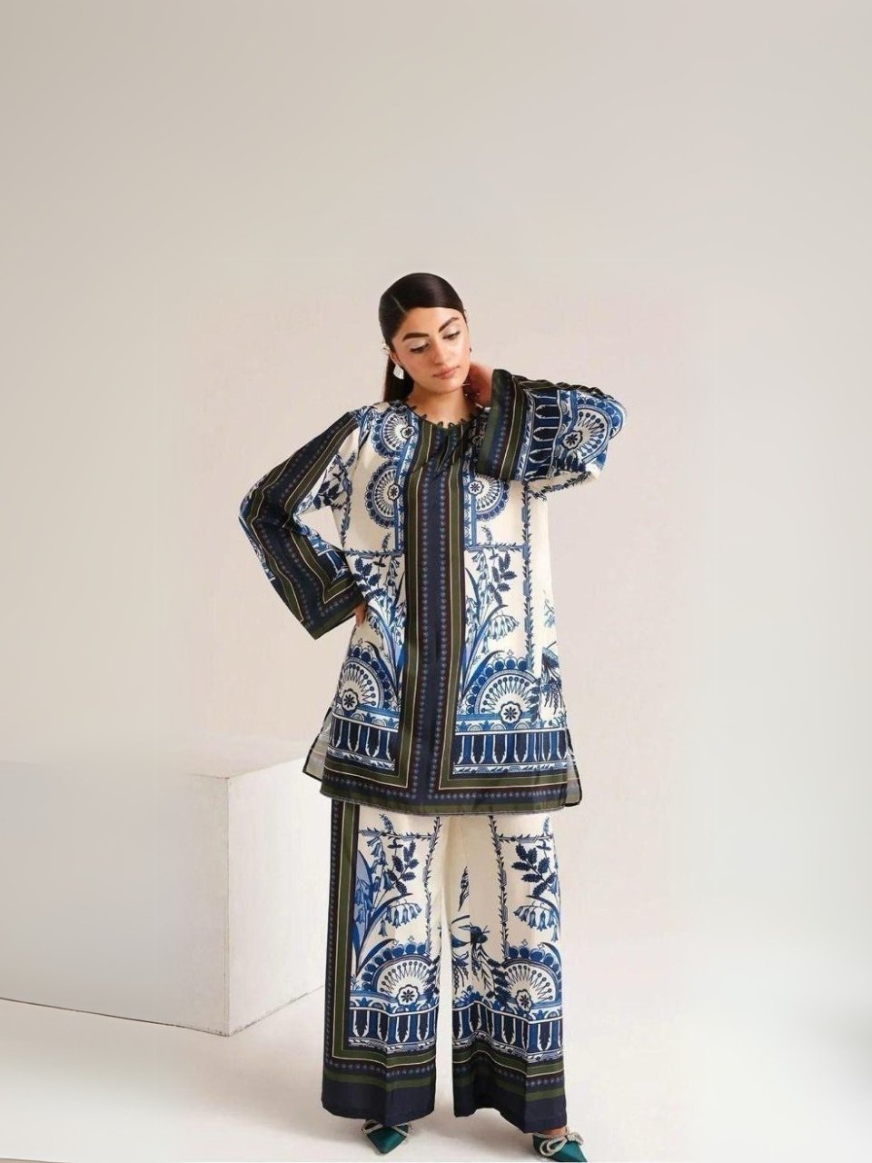 women wear Bint e Naz Lawn 2 Piece Suit | Colour-Foggy Grey women wear Bint e Naz Lawn 2 Piece Suit | Colour-Foggy Grey