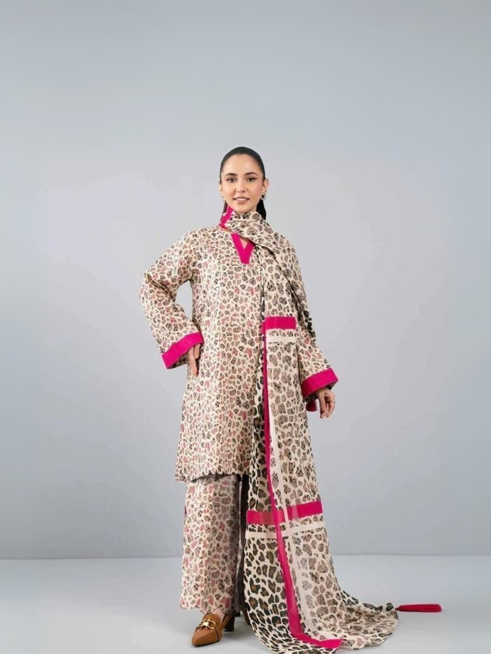 women wear Nishat Lawn 3 Piece Suit | Colour- Pinkish Grey