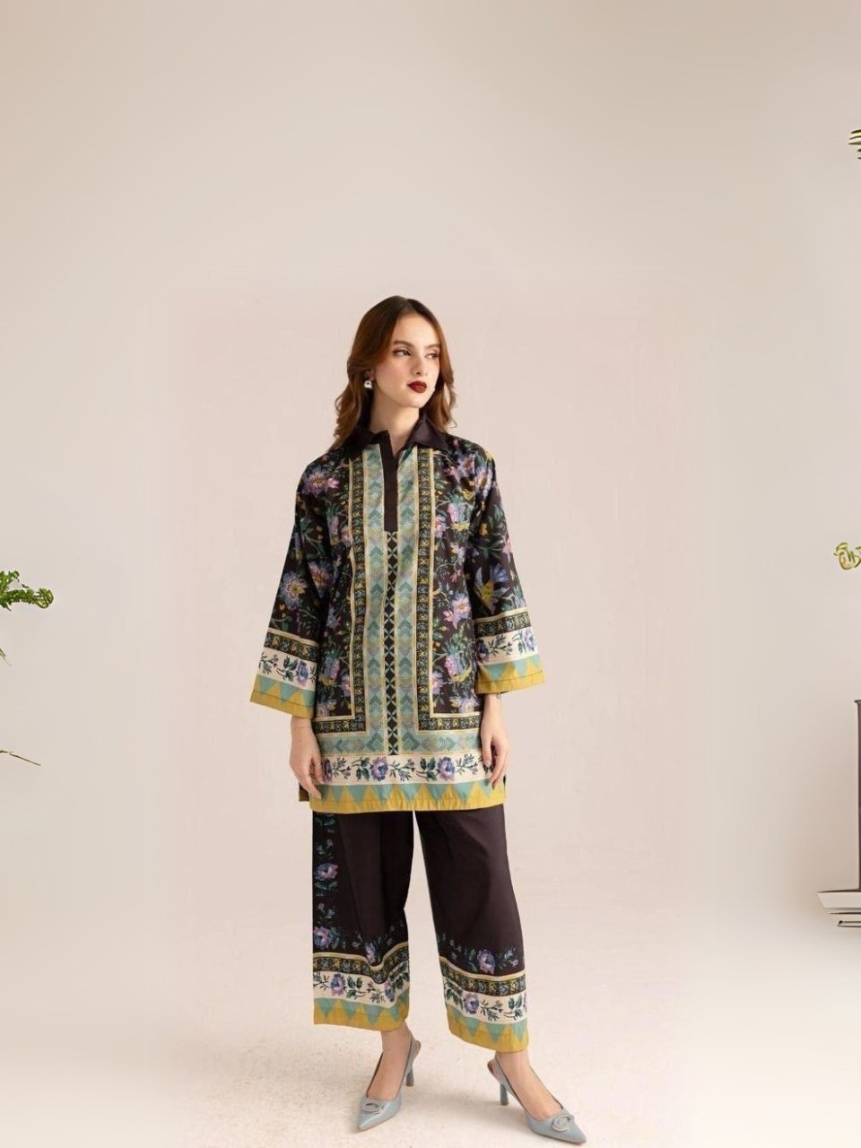 women wear Bint e Naz Lawn 2 Piece Suit | Colour- Charcoal women wear Bint e Naz Lawn 2 Piece Suit | Colour- Charcoal