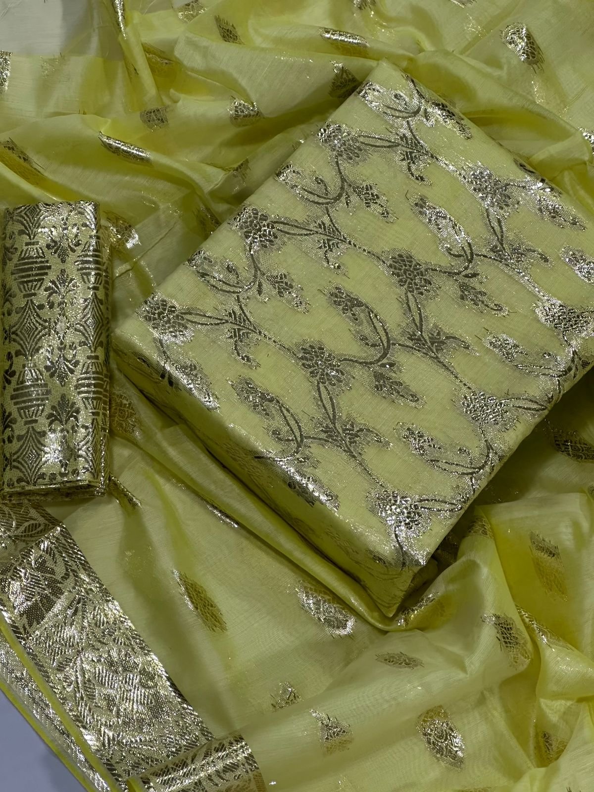 Bint-e-Naz Lawn Unstitched 2 Piece Suit in Brownish Green Bint-e-Naz Lawn Unstitched 2 Piece Suit in Brownish Green