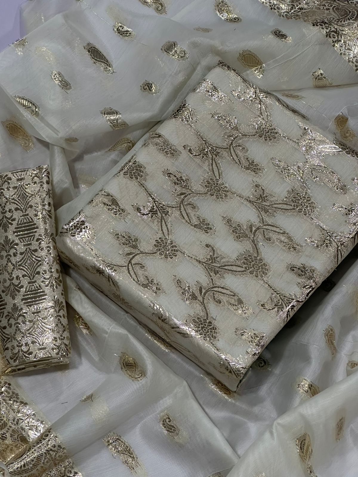 Bint-e2 Piece Suit in Pale Oyster Bint-e-Naz Lawn Unstitched 2 Piece Suit in Pale Oyster