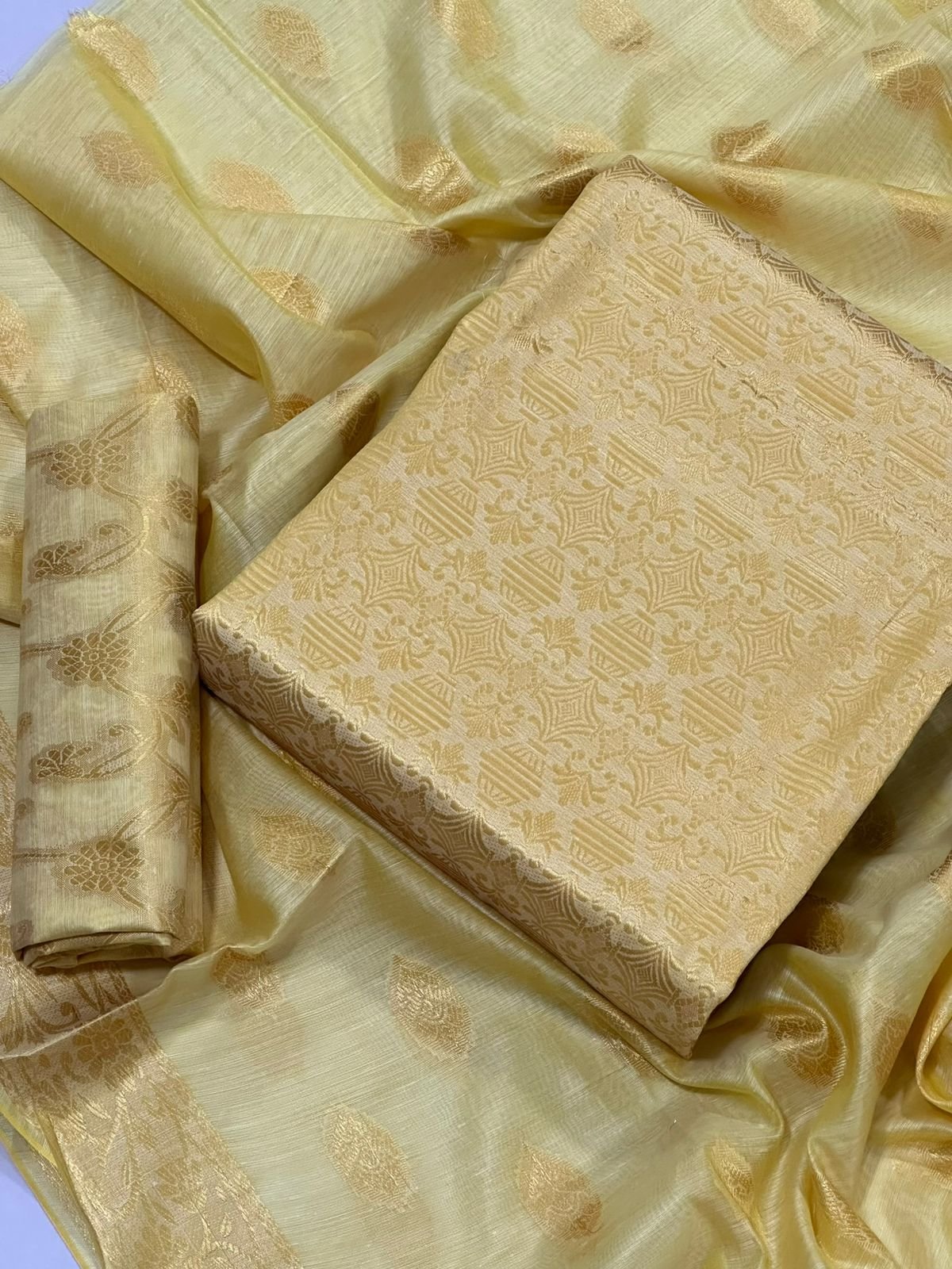 2 Piece Suit in Vanilla Bint-e-Naz Lawn Unstitched 2 Piece Suit in Vanilla